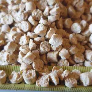 Pellet kukurydziany ma ziarna około 6mm