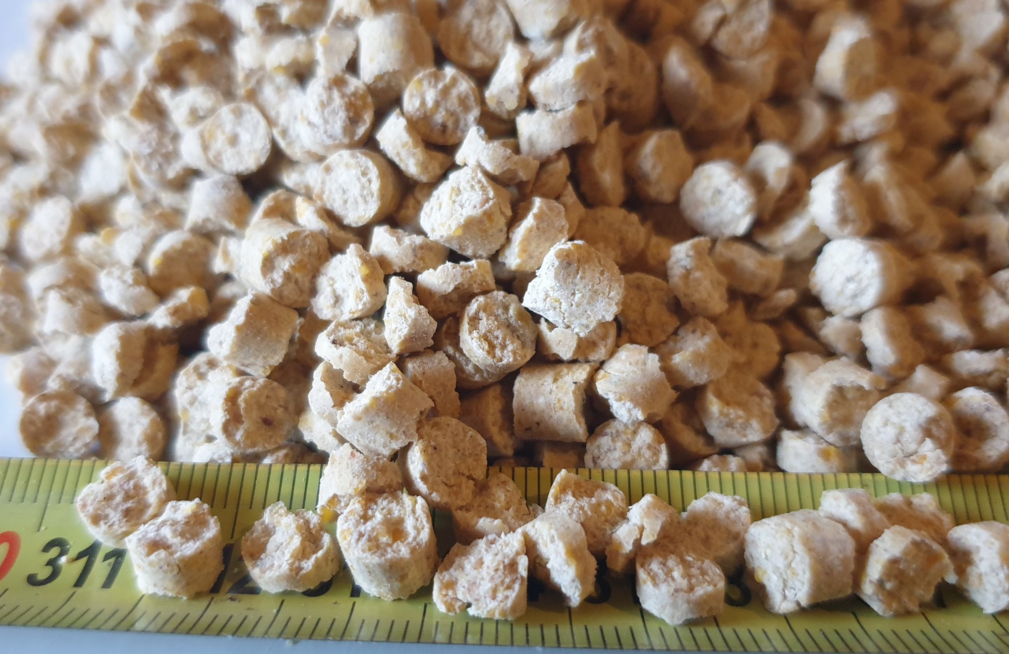 Pellet kukurydziany ma ziarna około 6mm